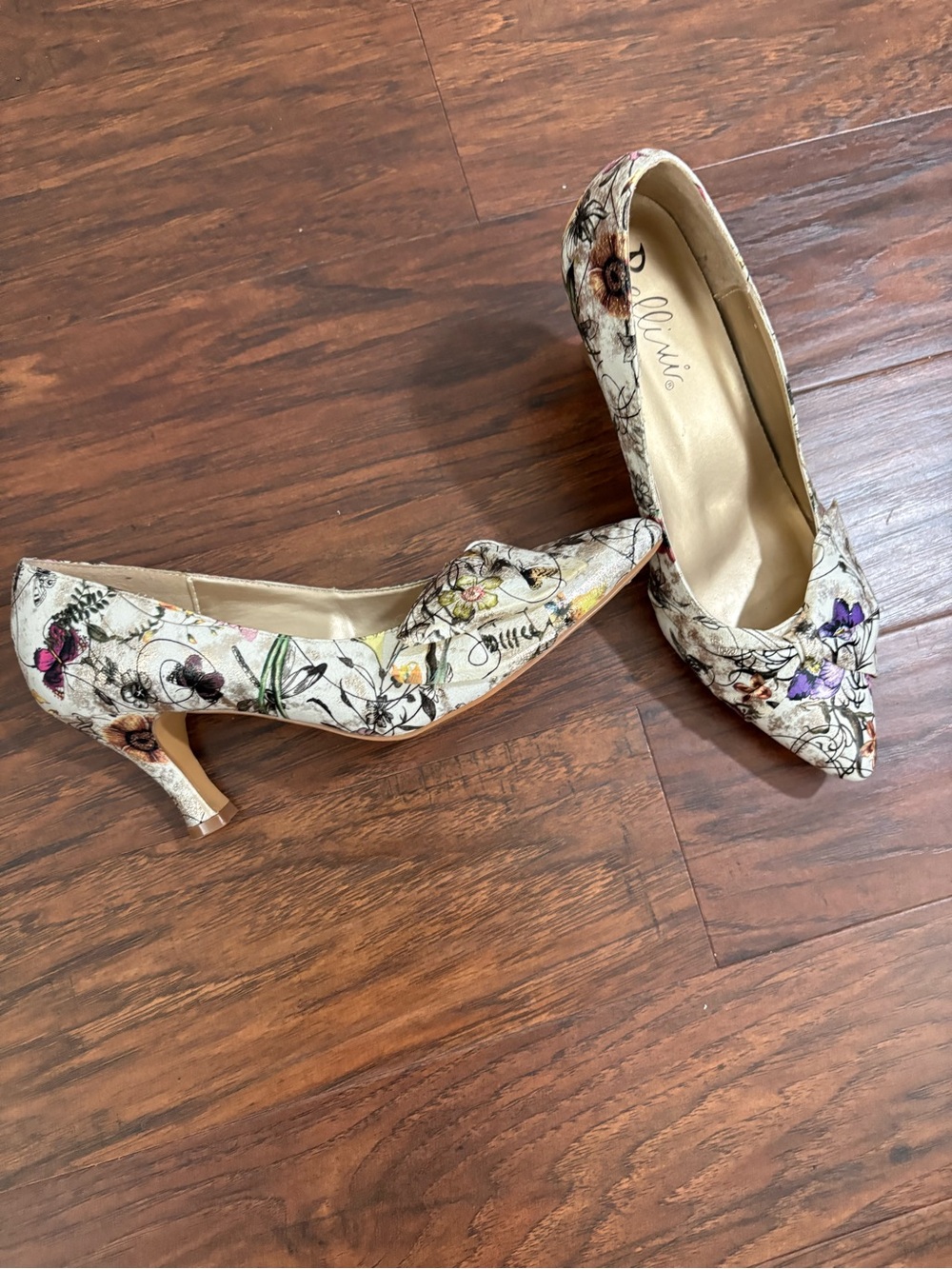 Bellini Charm Pump White Floral w/ bow Metallic Shine Size 9